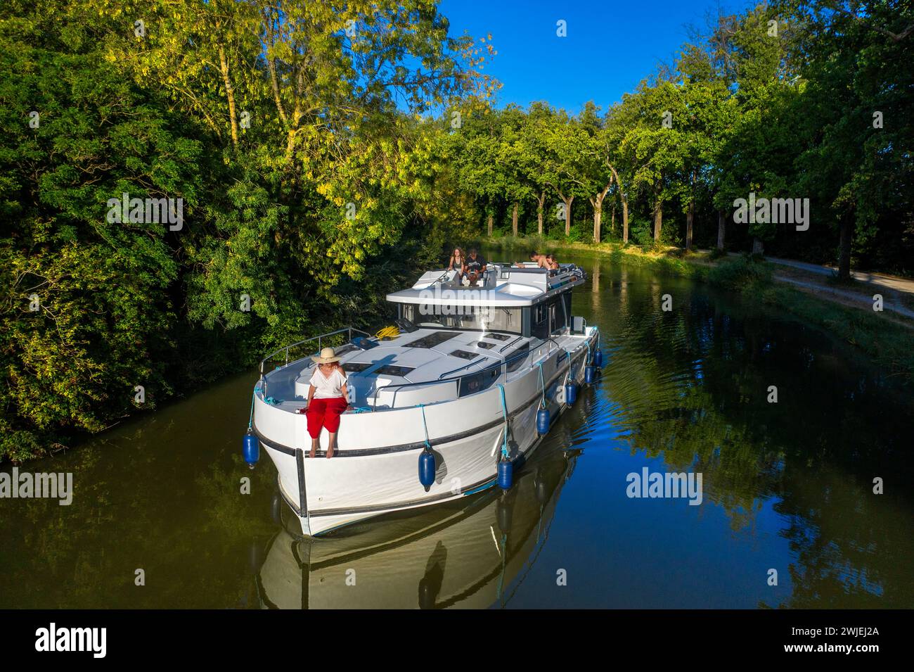 Aus der Vogelperspektive auf eine schöne Landschaft im Canal du Midi in der Nähe von L'ecluse de Marseillette Südfrankreich Südwasserstraßen Wasserstraßen, für die Urlauber Schlange stehen Stockfoto