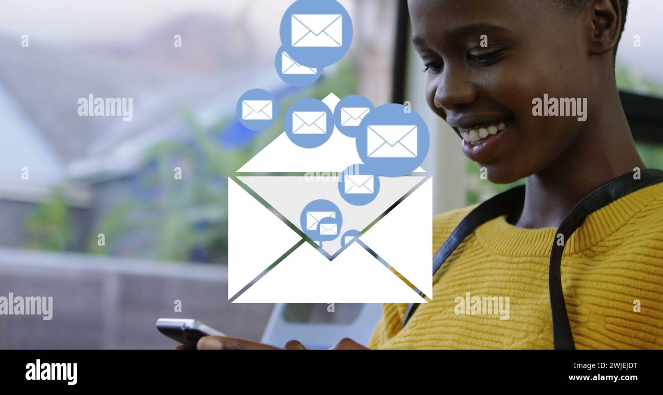 Afroamerikanische Boy-SMS mit schwebenden Nachrichten-Symbolen Stockfoto