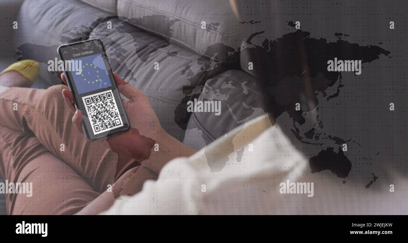 Frau, die ein Smartphone mit qr-Code auf dem Bildschirm hält, gegen rote Sportarten, die sich über die Weltkarte verbreiten Stockfoto