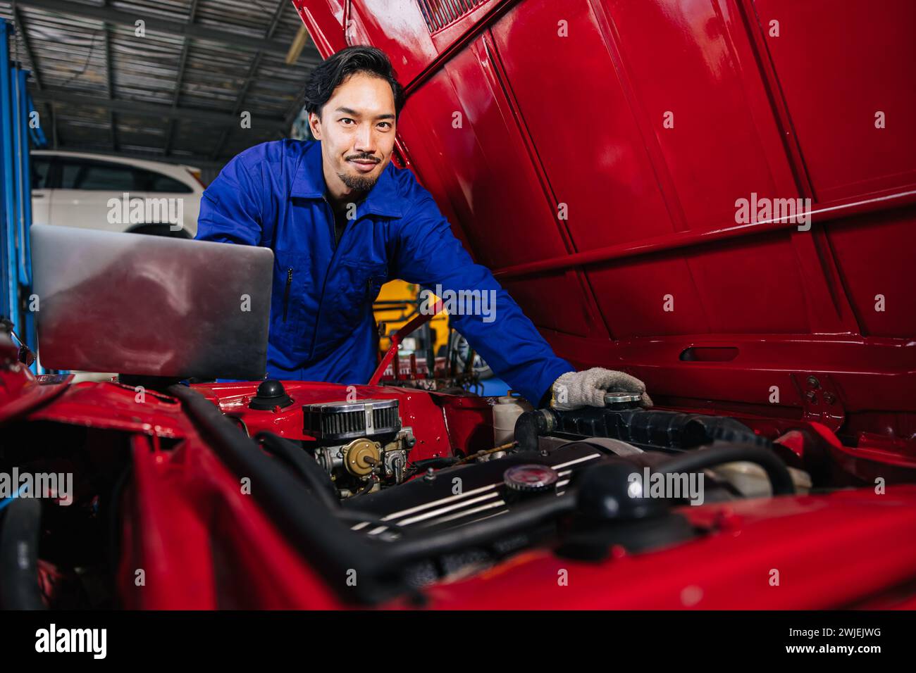 Porträt Asiatisch Japanisch männlicher Mechaniker Arbeiter Porträt in Auto Service Werkstatt Auto Wartungszentrum ersetzen Fix Auto Motor Teil Stockfoto