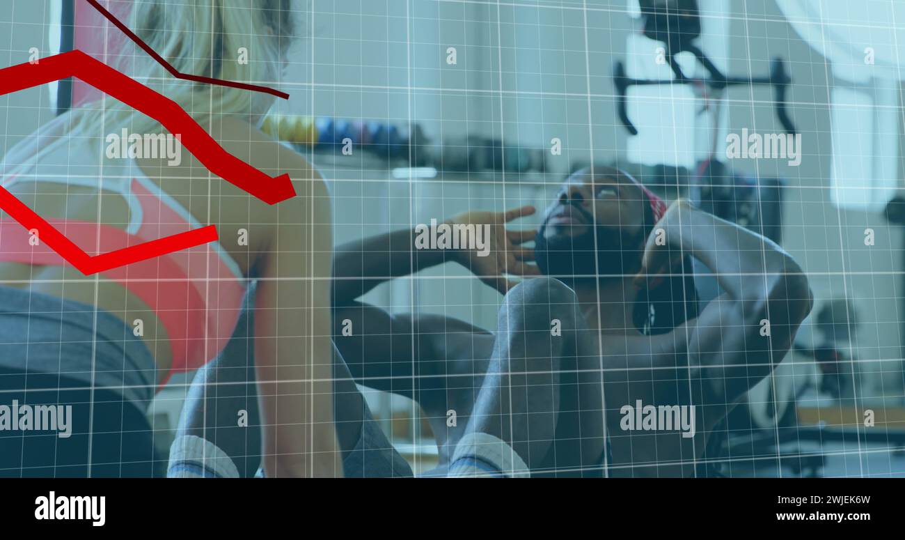 Die digitale Schnittstelle mit Daten überlagert das Workout des Mannes und symbolisiert die globale Integration der Technologie. Stockfoto