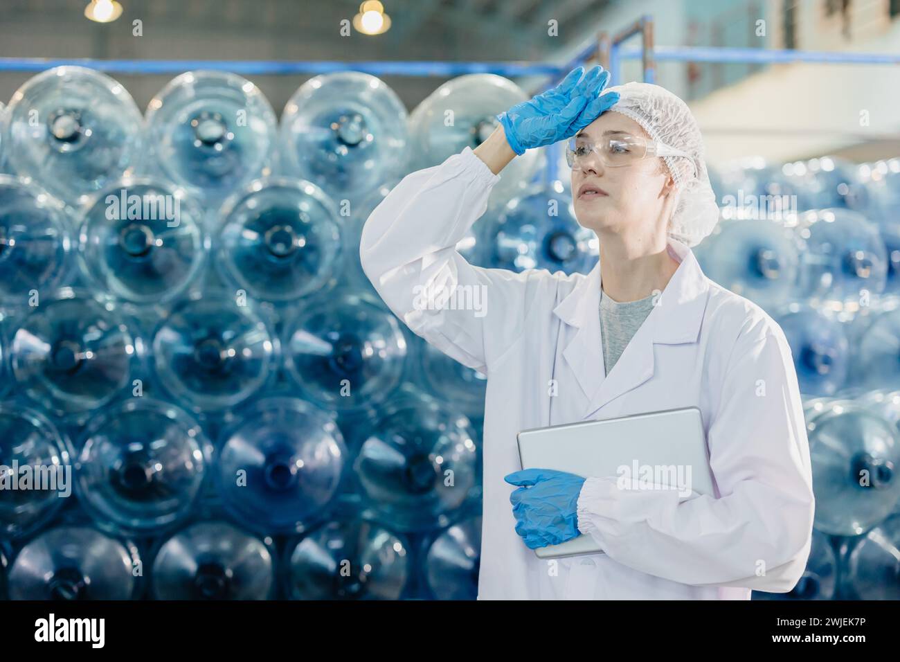 Erwachsene Frauen Bremse entspannen Arbeit in der Lebensmittel- und Getränkefabrik Trinkwasseranlagenarbeiter müde erschöpfte Geste. Stockfoto