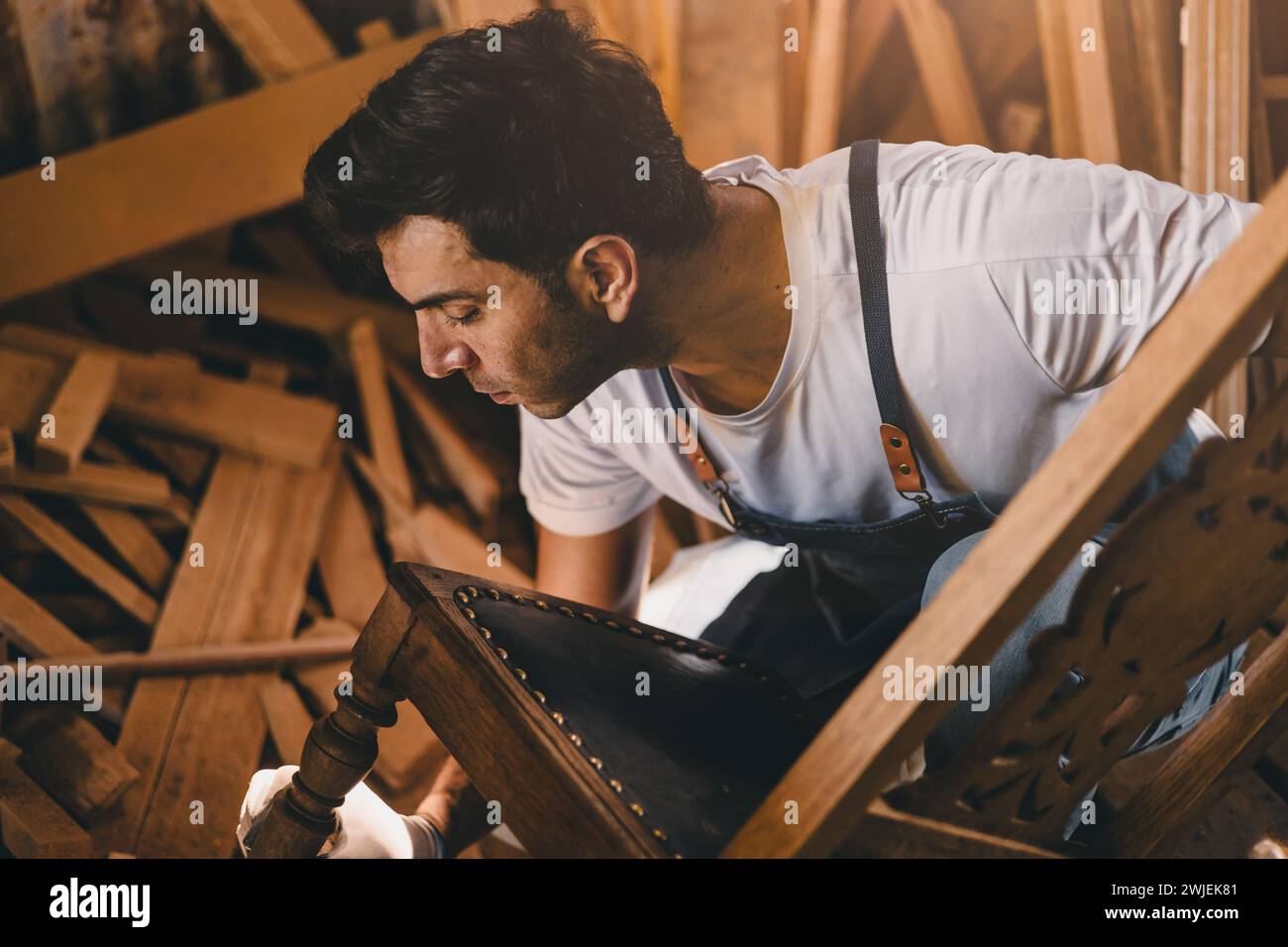 Zimmermann kümmern sich um die Herstellung von Meisterwerken handgefertigte feine Details machen Holzmöbel in der Holzwerkstatt. Stockfoto