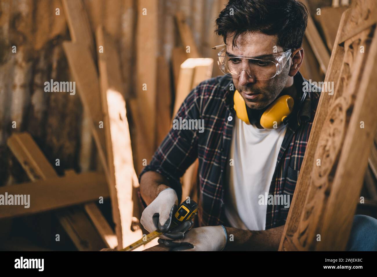 Professionelle Zimmermann Handarbeit machen hölzerne Handarbeit Möbel Meister Werkstück feine Detail Handwerker mit Holzwerkstatt. Stockfoto