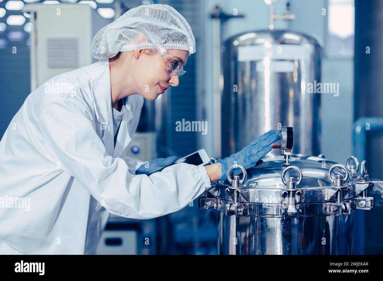 Personal arbeitet in Wissenschaft medizinisches Labor Fabrik überprüfen Rekorddrucktank glücklich arbeiten Stockfoto