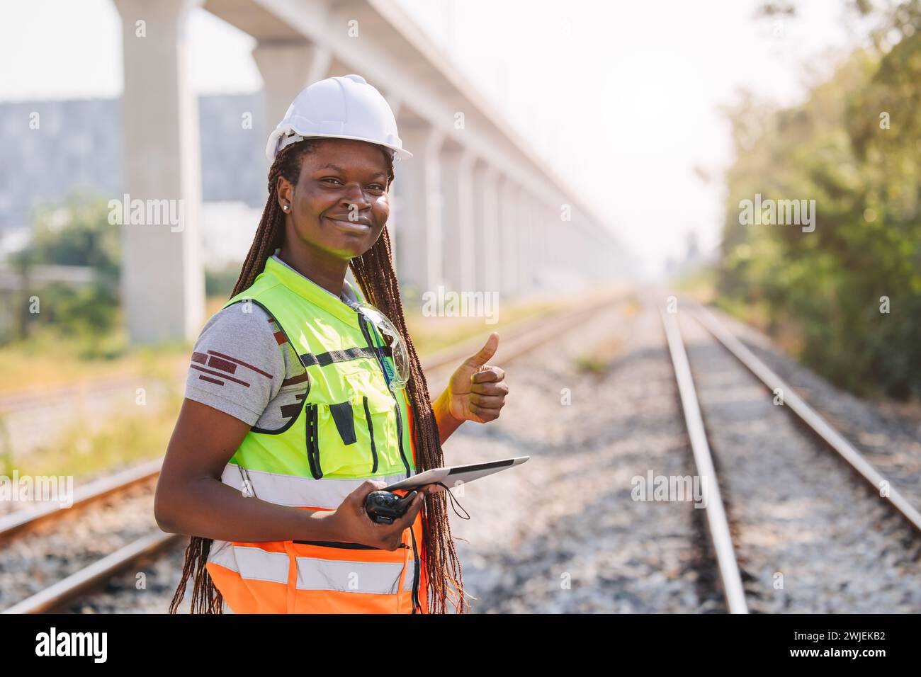 Porträt afrikanische schwarze Ingenieurinnen arbeiten bei der Prüfung des Dienstes auf Bahngleisen in der Transportindustrie Stockfoto