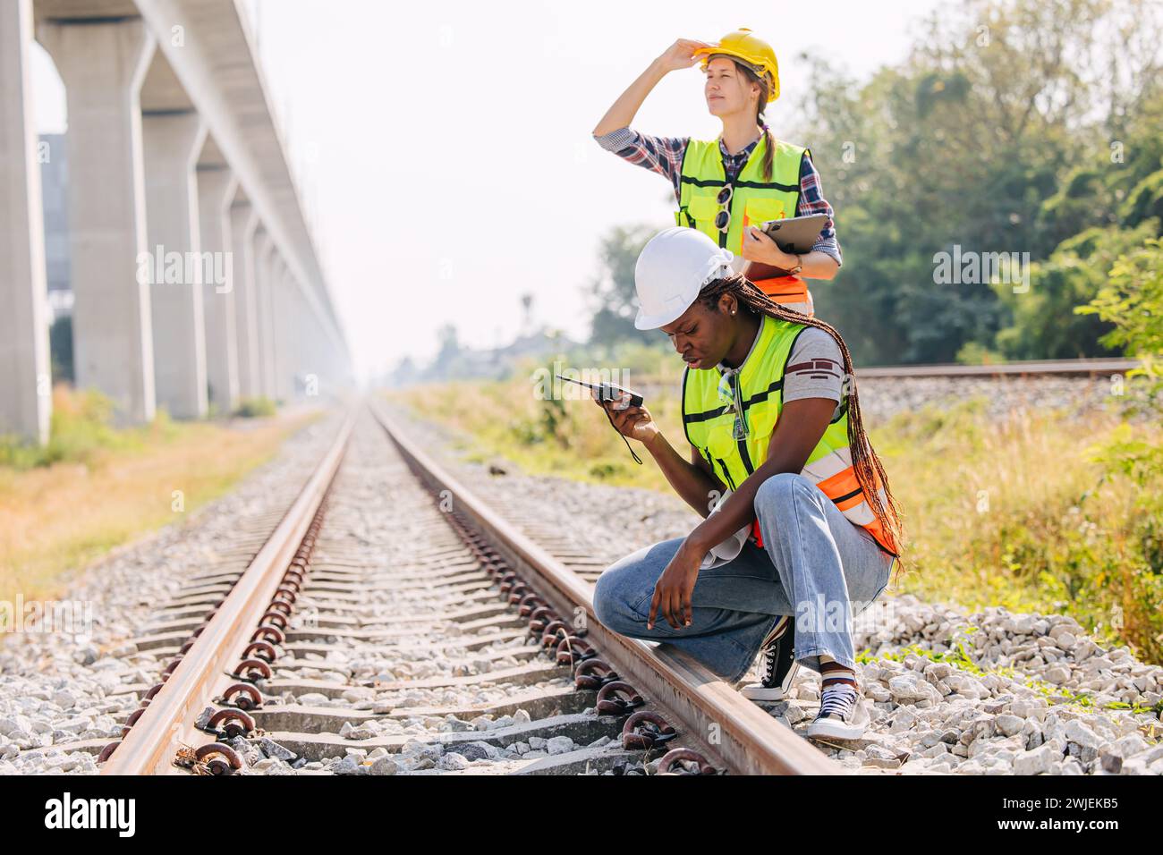 Ingenieurbüro weibliche Bahngleise Serviceteam, das vor Ort arbeitet, Inspektion der Bahngleise für Neubau und Sicherheitsüberprüfung Stockfoto