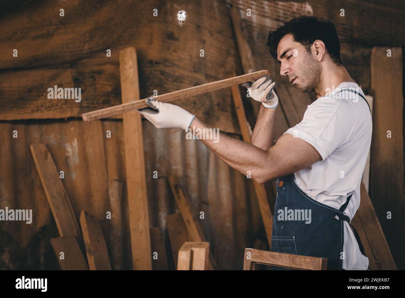 Zimmermann kümmern sich um die Herstellung von Meisterwerken handgefertigte feine Details machen Holzmöbel in der Holzwerkstatt. Stockfoto