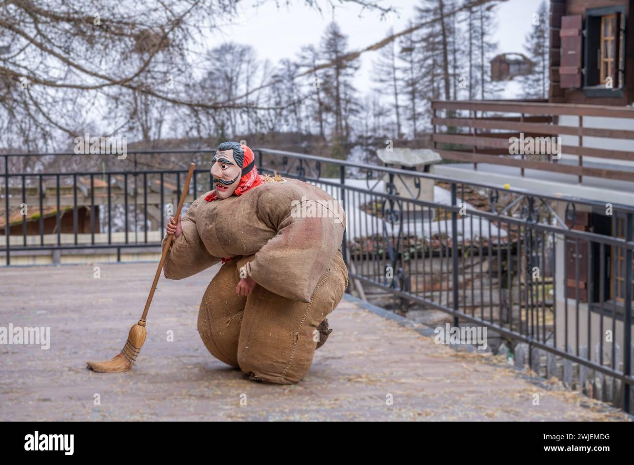 Nachtschwärmer mit Holzmaske und Karnevalskostüm. Evolene, Kanton Wallis, Schweiz. Stockfoto