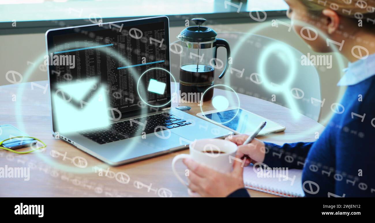 Bild von Symbolen, Verbindungen und Datenverarbeitung über Frauen, die elektronische Geräte im Büro verwenden Stockfoto