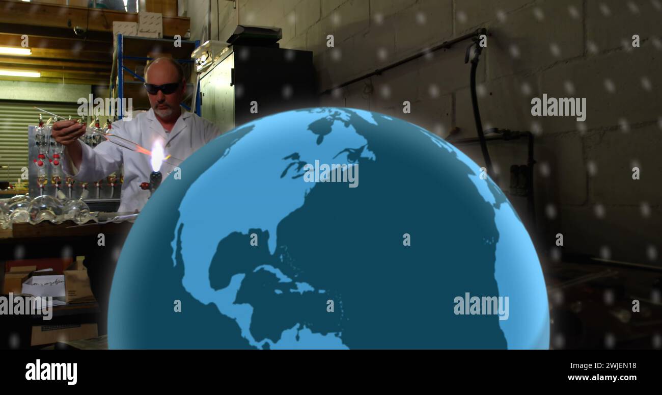 Bild von Ikonen und Datenverarbeitung über dem Globus und kaukasischer männlicher Wissenschaftler Stockfoto