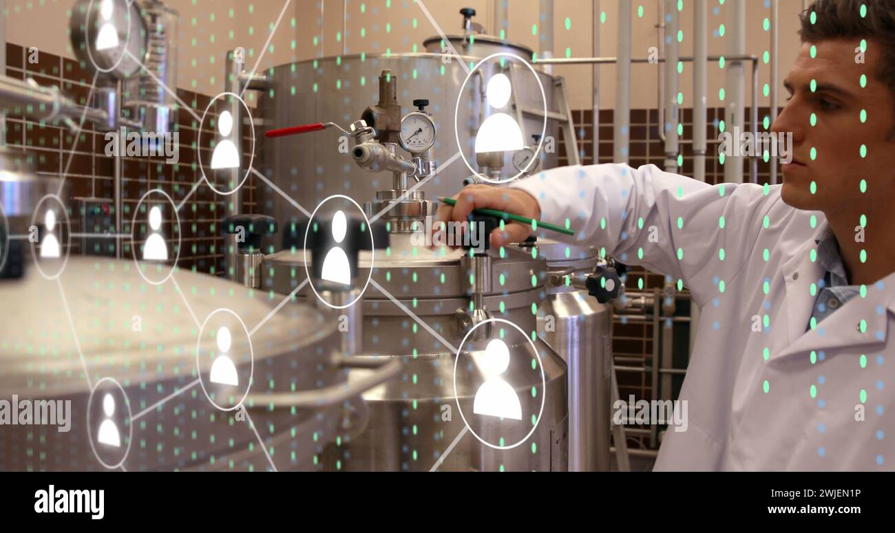 Ikonenbild und Datenverarbeitung über kaukasischen Wissenschaftlern Stockfoto