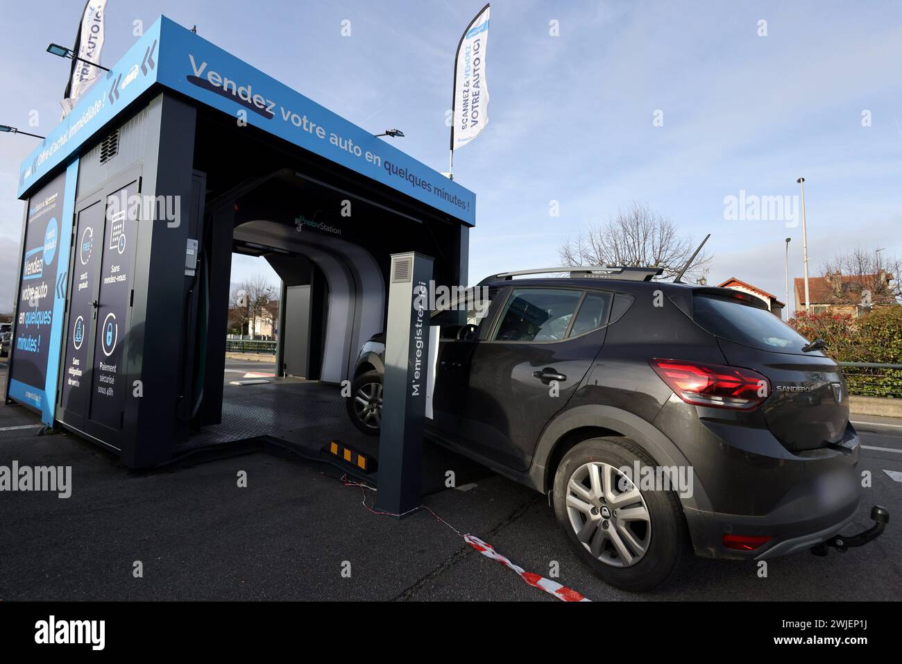 Montesson, Frankreich. Dezember 2023. © PHOTOPQR/LE PARISIEN/Le Parisien/Arnaud Journois ; MONTESSON ; 29/12/2023 ; ECONOMIE/Portique ProovStation, qui permet de Scanner Son véhicule et de recevoir une offre de rachat ferme /PHOTO LE PARISIEN/ARNAUD JOURNOIS Montesson, Frankreich, 29. dezember 2023. Proostation Car Resale: ProovStation Portal, mit dem Sie Ihr Fahrzeug scannen und ein festes Rückkaufangebot erhalten können Guthaben: MAXPPP/Alamy Live News Stockfoto