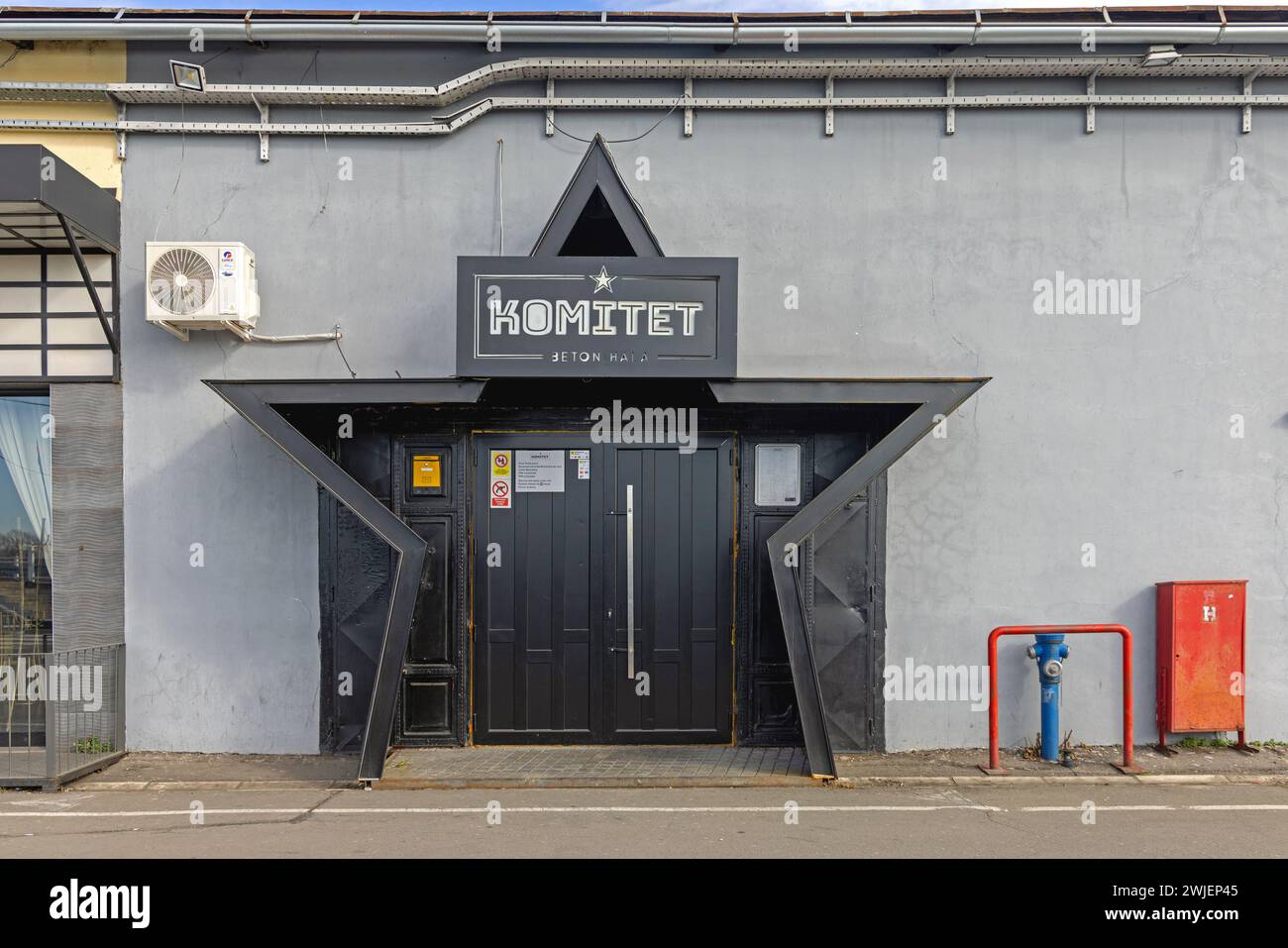 Belgrad, Serbien - 08. Februar 2024: Eintritt in Black Star Shape zum Veranstaltungsort Club Komitet in der oberen Beton Hala Karadjordeva Straße in der Altstadt. Stockfoto