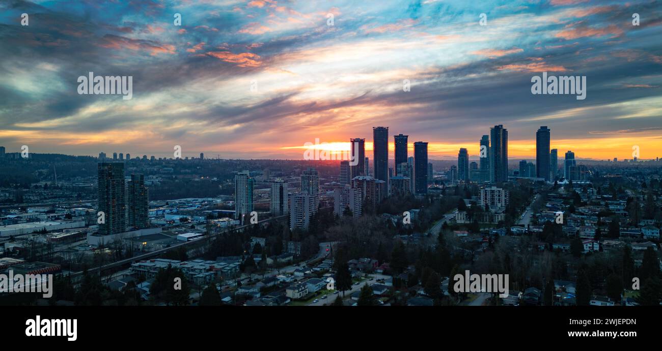 Sonnenuntergang über der Skyline der Stadt mit hohen Gebäuden im Hintergrund. Burnaby Vancouver, BC, Kanada Stockfoto