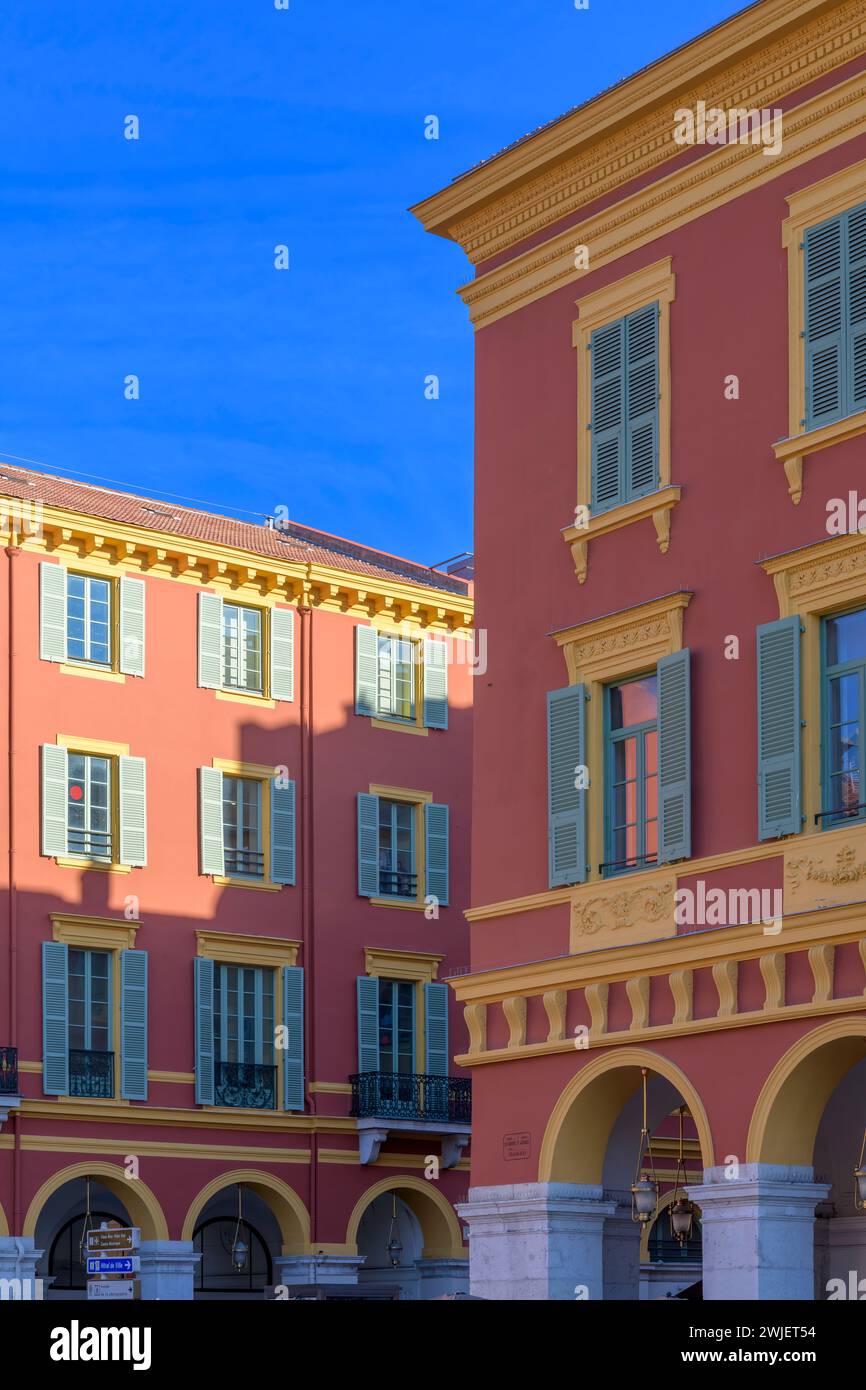 Vor dem Galeries Lafayette Nice Masséna Geschäft in der Avenue Jean Medecin in Nizza, an der französischen Riviera, Cote d'Azur, Frankreich. Stockfoto