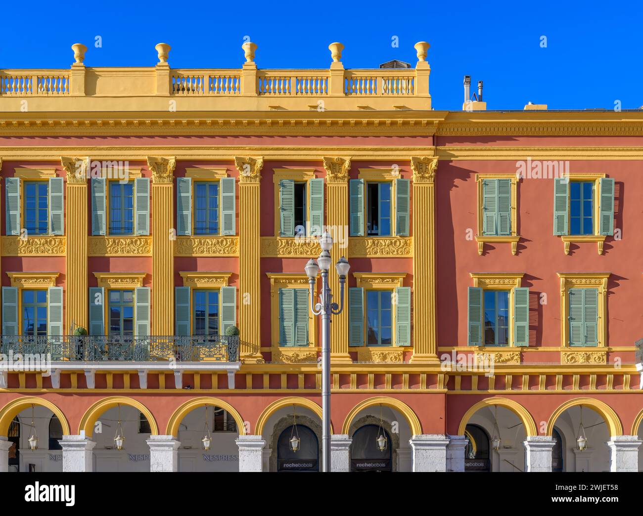 Gegenüber dem Galeries Lafayette Nice Masséna Geschäft an der Avenue Jean Medecin in Nizza, an der französischen Riviera, Cote d'Azur, Frankreich. Stockfoto