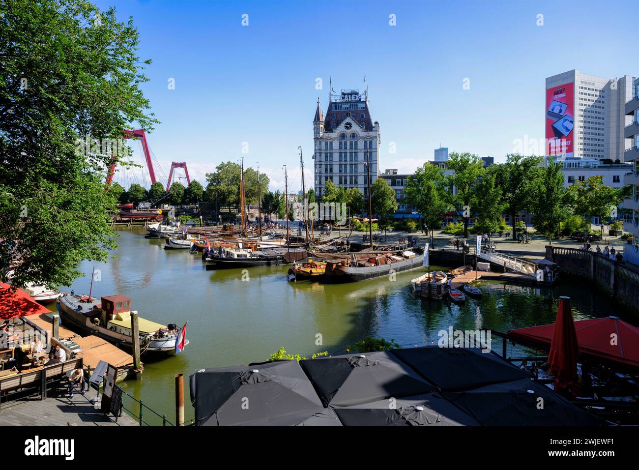 Niederlande, Rotterdam: Der alte Hafen und das Witte Huis (Weiße Haus) im Stadtzentrum von den Cube Houses aus gesehen Stockfoto