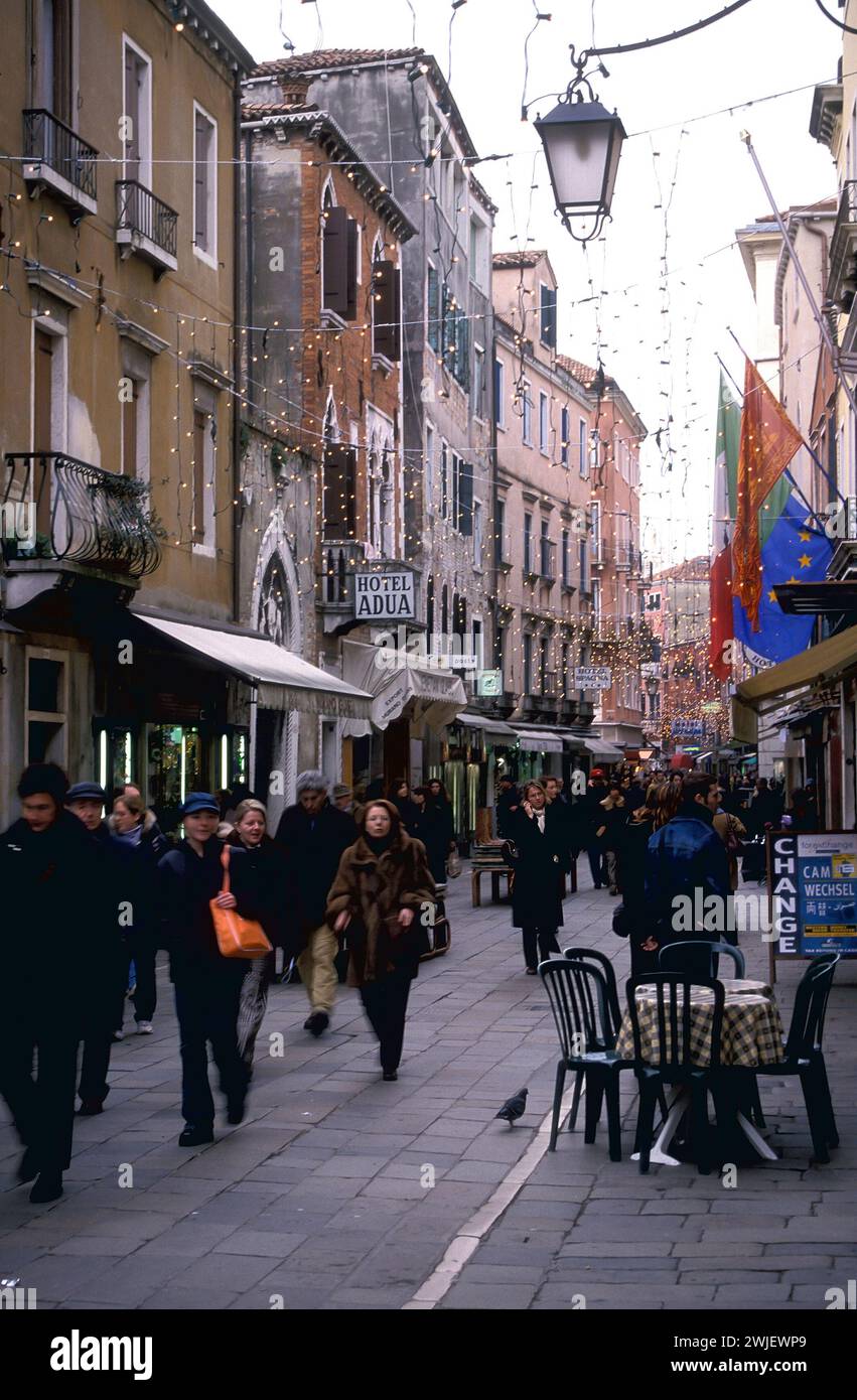 Weihnachtsbeleuchtung Straßenszene, Venedig, Italien Stockfoto