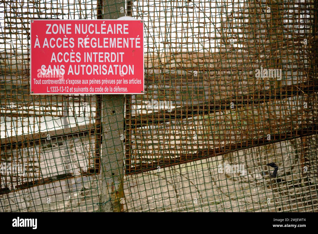 Das Kernkraftwerk Gravelines (Nordfrankreich): Schild Nuclear Zone, Restricted Area. Kein Zutritt Ohne Erlaubnis Stockfoto