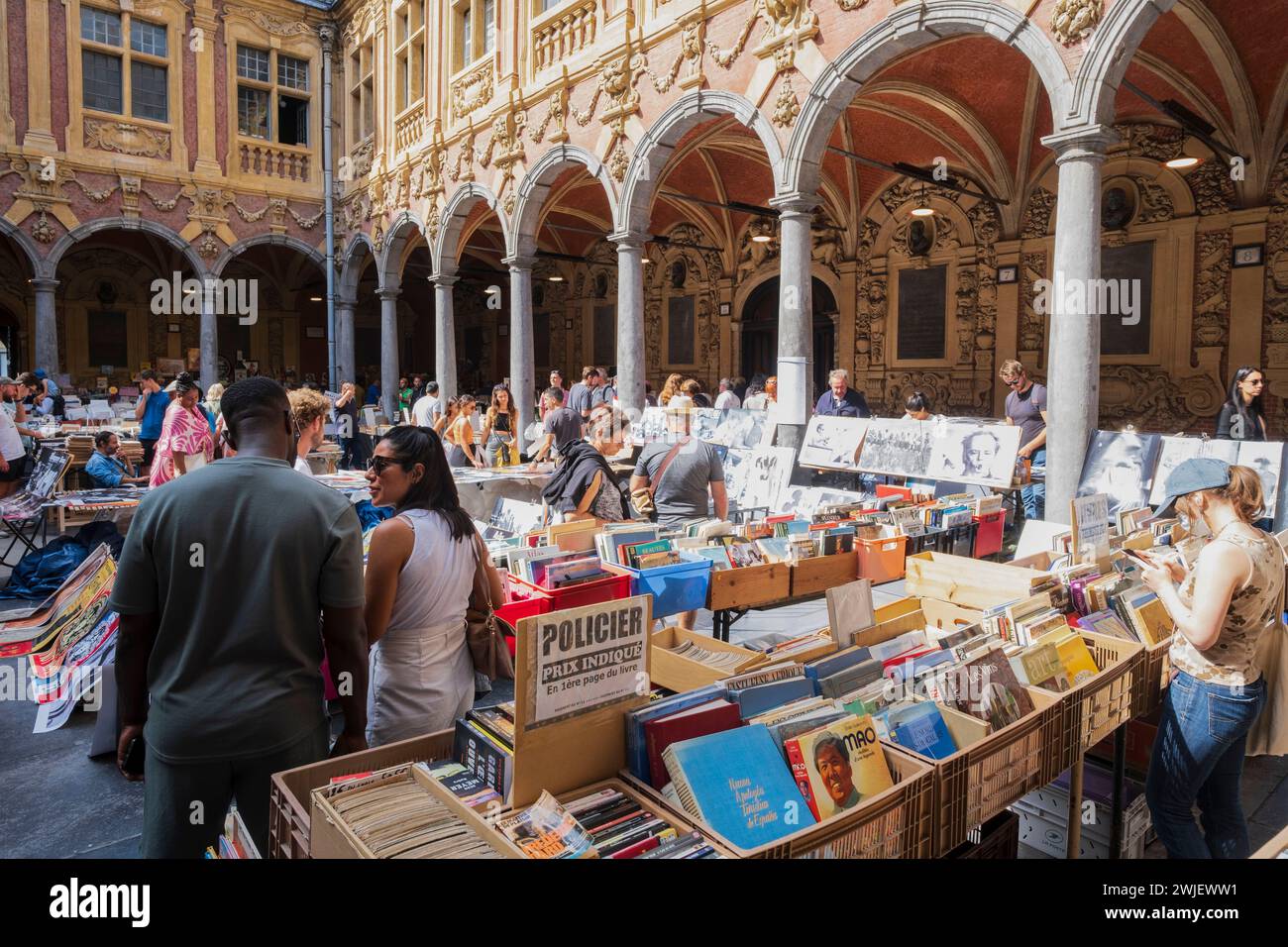 Lille Flohmarkt am 3. September 2023 (Nordfrankreich): Gebrauchtbuchverkäufer an der Vieille Bourse (Alte Börse) Stockfoto