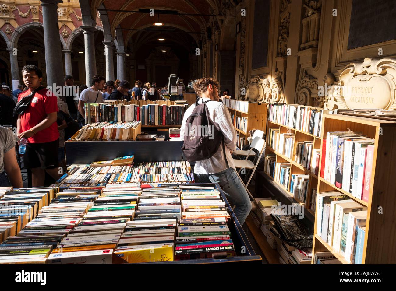 Lille Flohmarkt am 3. September 2023 (Nordfrankreich): Gebrauchtbuchverkäufer an der Vieille Bourse (Alte Börse) Stockfoto