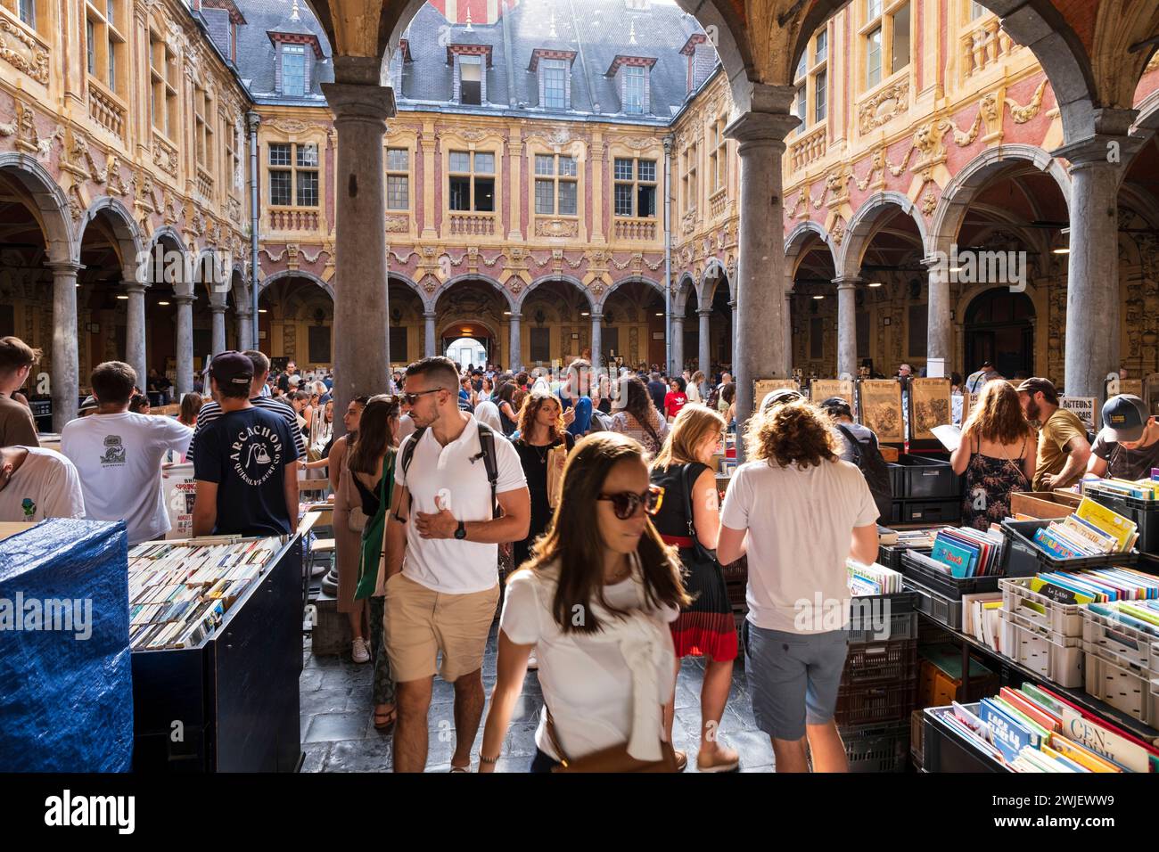 Lille Flohmarkt am 3. September 2023 (Nordfrankreich): Gebrauchtbuchverkäufer an der Vieille Bourse (Alte Börse) Stockfoto