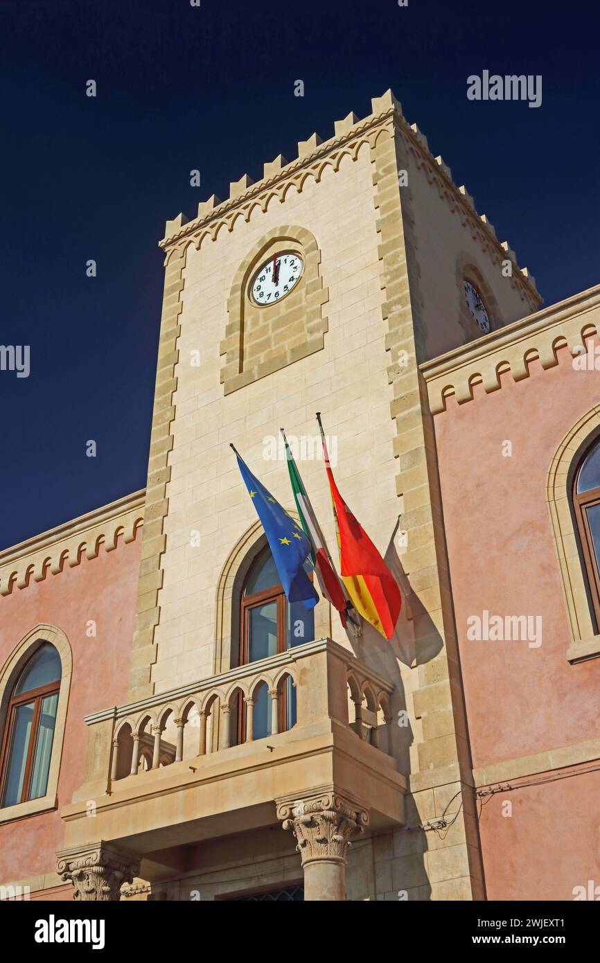 Flaggen, die vor lokalen Regierungsbüros in Catania, Sizilien fliegen Stockfoto