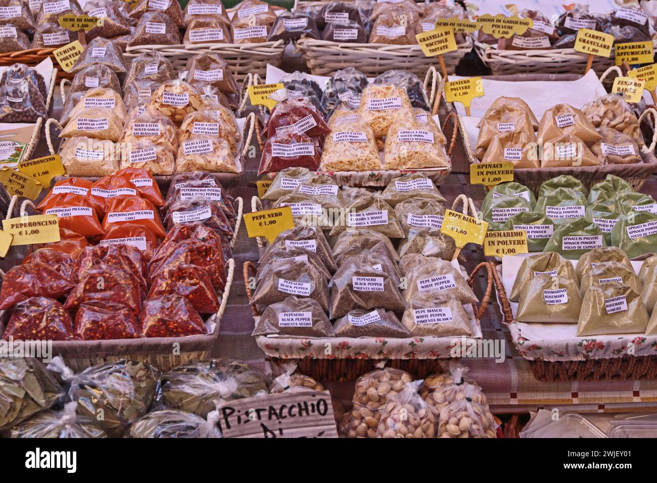 Verschiedene Kräuter und Gewürze am Marktstand in Catania, Sizilien Stockfoto