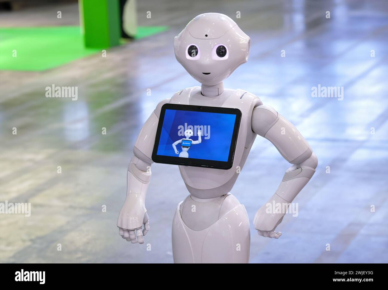 Turin, Italien - 14. Februar 2024: Pepper, ein Roboterassistent mit Informationsbildschirm, begrüßt Besucher an einem Stand der Künstlichen Intelligenz fo Stockfoto