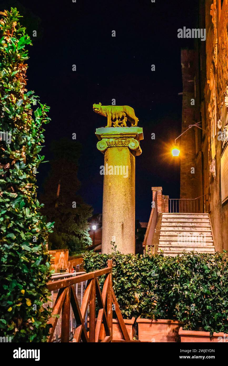 Italien, Rom - 26. November 2023: Kapitolinischer Wolf bei Nacht beleuchtet. Architektur des antiken Roms. Blick vom Kapitolshügel auf den Wolf, der Romulus und Remus füttert. Bildhauer Antonio del Pollaiuolo, Italien Stockfoto