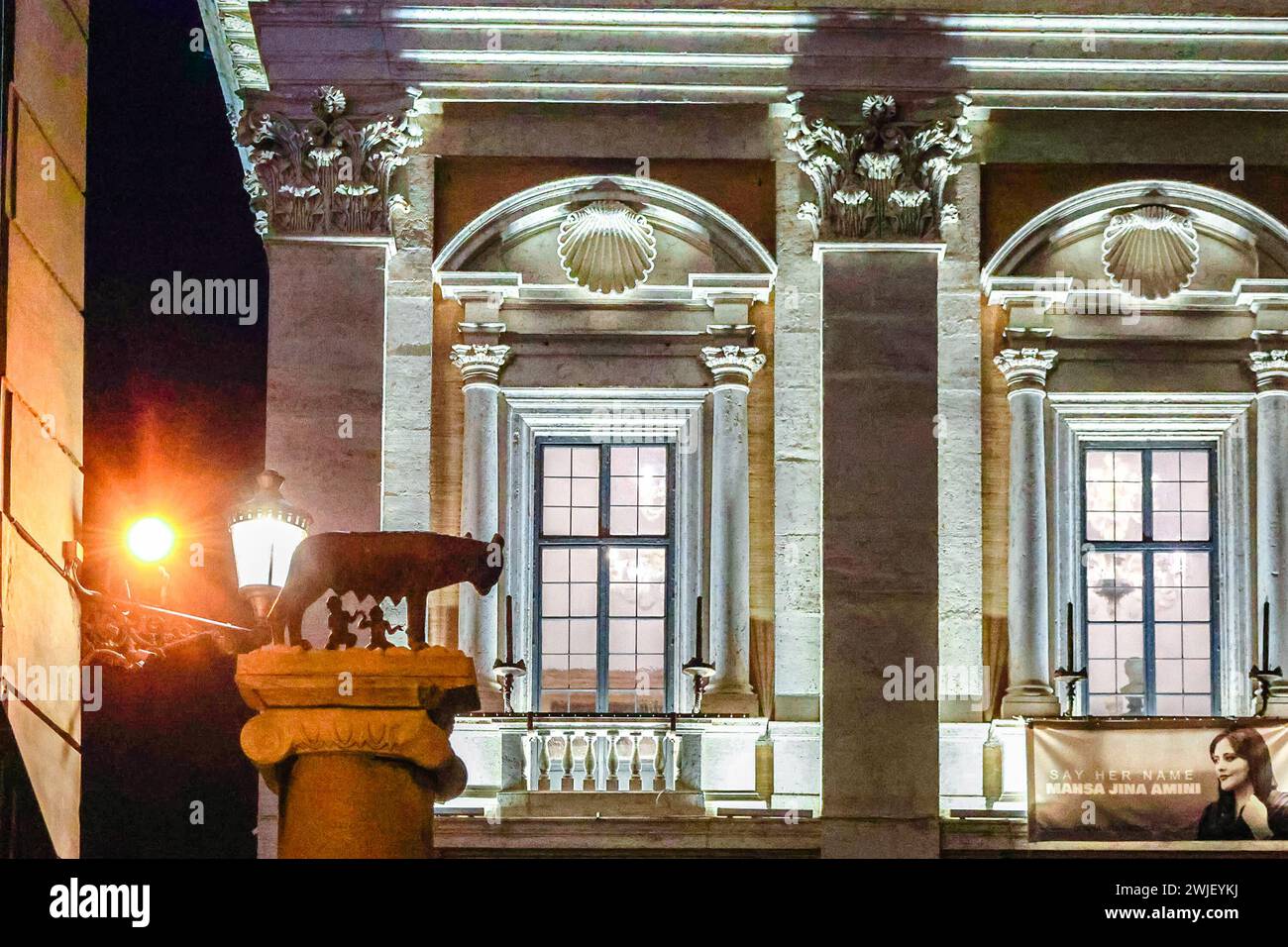 Italien, Rom - 26. November 2023: Kapitolinischer Wolf bei Nacht beleuchtet. Architektur des antiken Roms. Blick vom Kapitolshügel auf den Wolf, der Romulus und Remus füttert. Bildhauer Antonio del Pollaiuolo, Italien Stockfoto