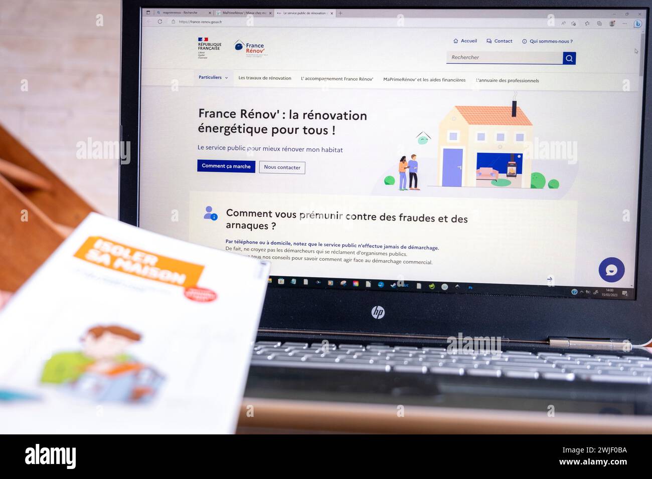 Renovierungen zur Verbesserung der Energieeffizienz alter Gebäude: Auf der MaPrimeRenov-Website surfen, Informationen abrufen und Online-Bewerbung einreichen Stockfoto