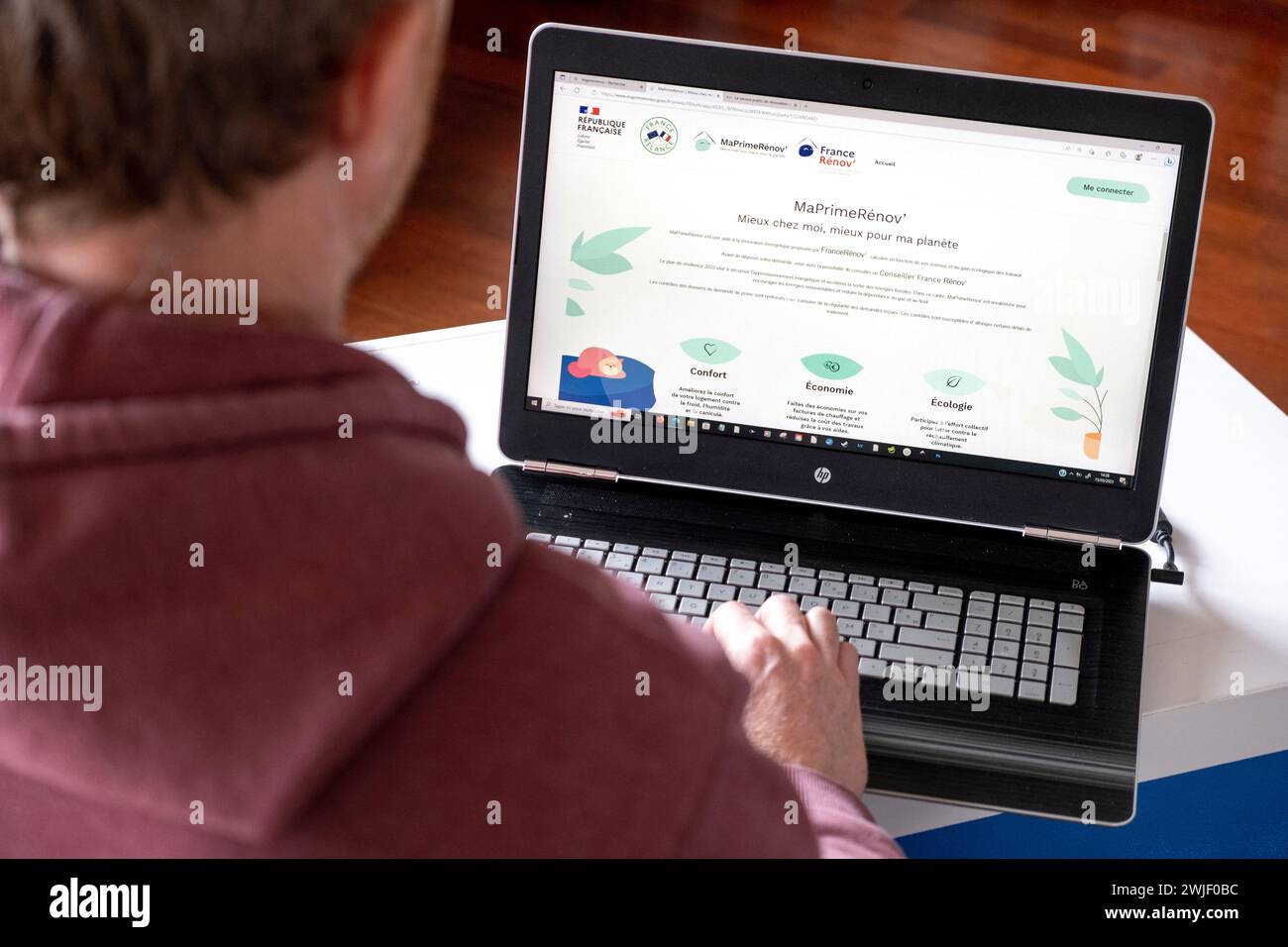 Renovierungen zur Verbesserung der Energieeffizienz alter Gebäude: Auf der MaPrimeRenov-Website surfen, Informationen abrufen und Online-Bewerbung einreichen Stockfoto