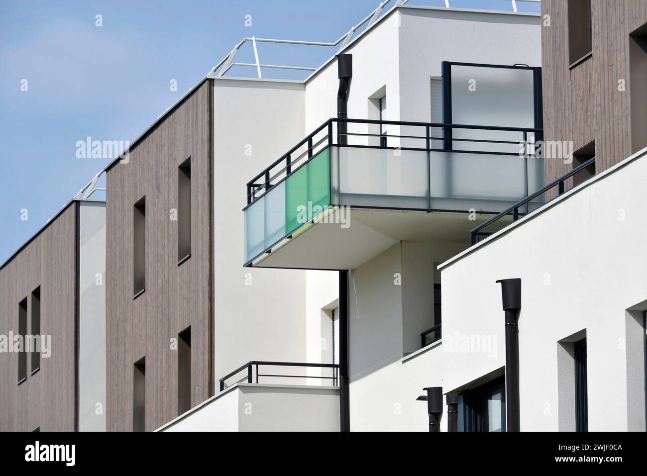 Immobilien: Neue Gebäude. Wohngebäude mit Balkonen Stockfoto