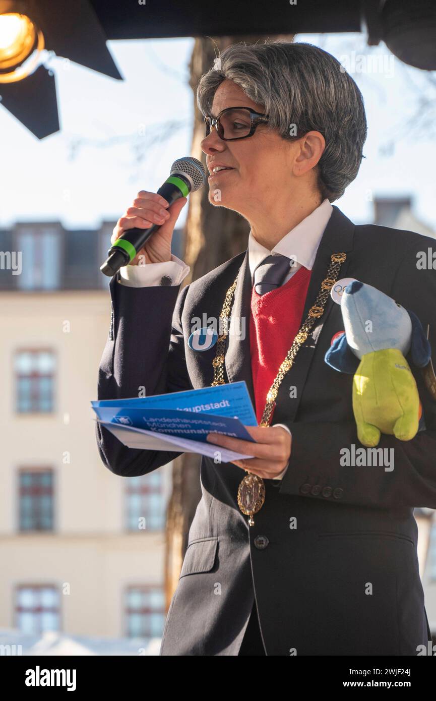 München, Faschingsdienstag auf dem Viktualienmarkt, Kristina Frank, Kommunalreferentin als Hans-Jochen Vogel ehemaliger Münchner Bügermeister *** München, Faschingsdienstag auf dem Viktualienmarkt, Kristina Frank, Gemeindebeamte als Hans Jochen Vogel, ehemaliger Münchner Bürgermeister Stockfoto
