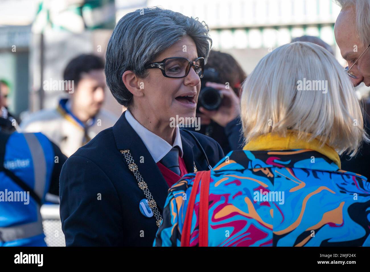 München, Faschingsdienstag auf dem Viktualienmarkt, Kristina Frank, Kommunalreferentin als Hans-Jochen Vogel ehemaliger Münchner Bügermeister *** München, Faschingsdienstag auf dem Viktualienmarkt, Kristina Frank, Gemeindebeamte als Hans Jochen Vogel, ehemaliger Münchner Bürgermeister Stockfoto