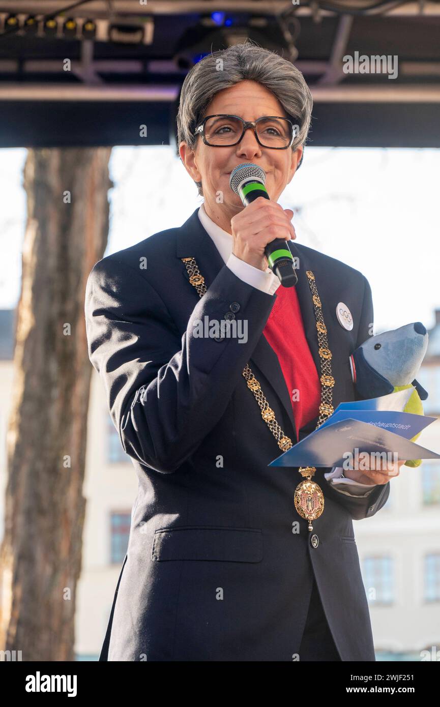 München, Faschingsdienstag auf dem Viktualienmarkt, Kristina Frank, Kommunalreferentin als Hans-Jochen Vogel ehemaliger Münchner Bügermeister *** München, Faschingsdienstag auf dem Viktualienmarkt, Kristina Frank, Gemeindebeamte als Hans Jochen Vogel, ehemaliger Münchner Bürgermeister Stockfoto