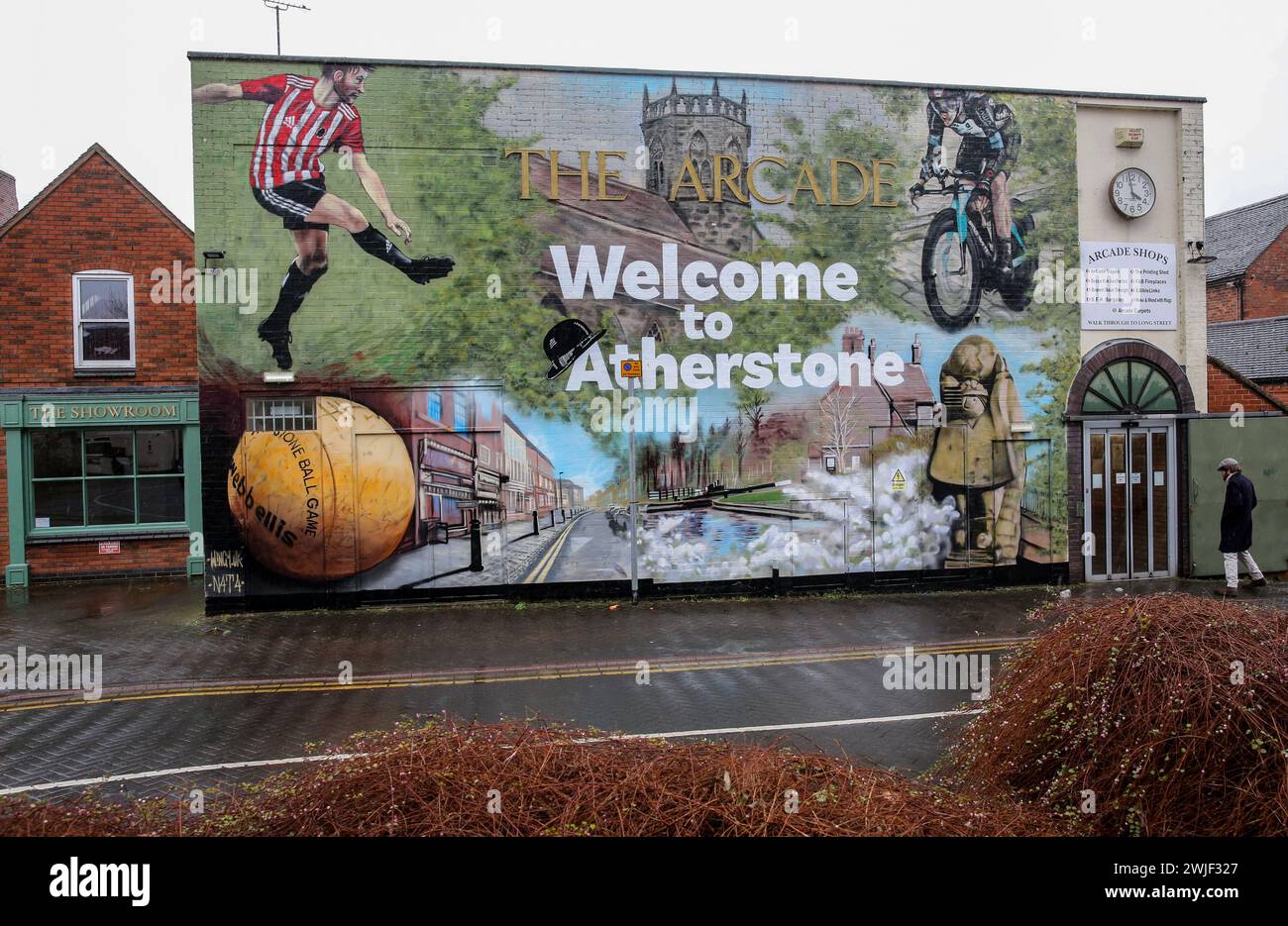 Atherstone, Großbritannien. Februar 2024. Eine Plakatwand begrüßt Besucher in Atherstone mit einem Wandgemälde, für die die Stadt berühmt ist, einschließlich des Ballspiels. Die Spieler kommen zusammen, um das Atherstone Ball Game zu spielen. Das Spiel 2024 ist das 824. Und es geht auf das Jahr 1199 zurück. Spieler kämpfen auf der Straße um einen übergroßen Ball. Wer den Ball nach zwei Stunden in der Hand hat, gewinnt. Das Spiel ehrt ein Spiel zwischen Leicestershire und Warwickshire im Jahr 1199, bei dem die Teams eine Tasche Gold als Ball verwendeten. Quelle: SOPA Images Limited/Alamy Live News Stockfoto