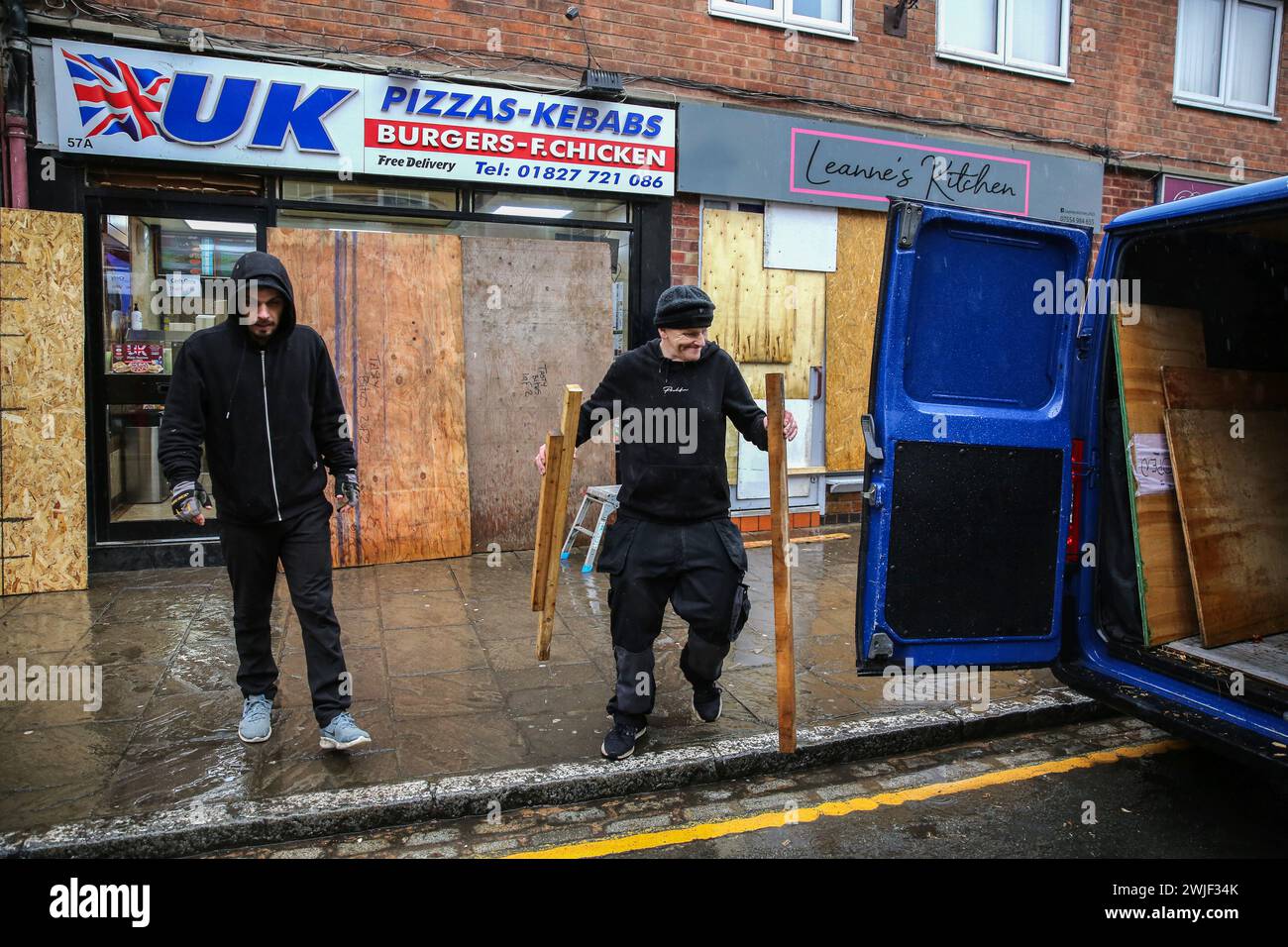 Atherstone, Großbritannien. Februar 2024. Die Arbeiter beendeten vor dem Spiel die letzten Läden in der Long Street. Die Spieler kommen zusammen, um das Atherstone Ball Game zu spielen. Das Spiel 2024 ist das 824. Und es geht auf das Jahr 1199 zurück. Spieler kämpfen auf der Straße um einen übergroßen Ball. Wer den Ball nach zwei Stunden in der Hand hat, gewinnt. Das Spiel ehrt ein Spiel zwischen Leicestershire und Warwickshire im Jahr 1199, bei dem die Teams eine Tasche Gold als Ball verwendeten. Quelle: SOPA Images Limited/Alamy Live News Stockfoto