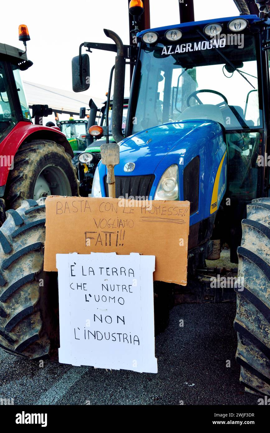 Padua, Italien, 15. Februar 2024. Landwirte mit 700 Traktoren demonstrieren gegen die europäische Agrarpolitik, gegen die Einführung von GVO-Kulturen, gegen das Monopol auf dem Saatgutmarkt durch multinationale Konzerne und gegen die Einfuhr landwirtschaftlicher Erzeugnisse aus Drittländern, die sie nicht den europäischen Normen entsprechen, indem sie zu wettbewerbsfähigen Preisen produzieren. Credits : Ferdinando Piezzi/Alamy Live News Stockfoto