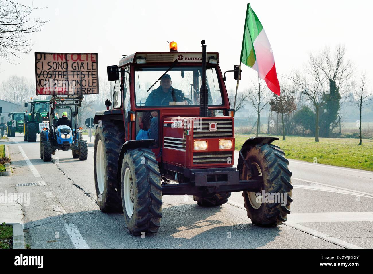 Padua, Italien, 15. Februar 2024. Landwirte mit 700 Traktoren demonstrieren gegen die europäische Agrarpolitik, gegen die Einführung von GVO-Kulturen, gegen das Monopol auf dem Saatgutmarkt durch multinationale Konzerne und gegen die Einfuhr landwirtschaftlicher Erzeugnisse aus Drittländern, die sie nicht den europäischen Normen entsprechen, indem sie zu wettbewerbsfähigen Preisen produzieren. Credits : Ferdinando Piezzi/Alamy Live News Stockfoto