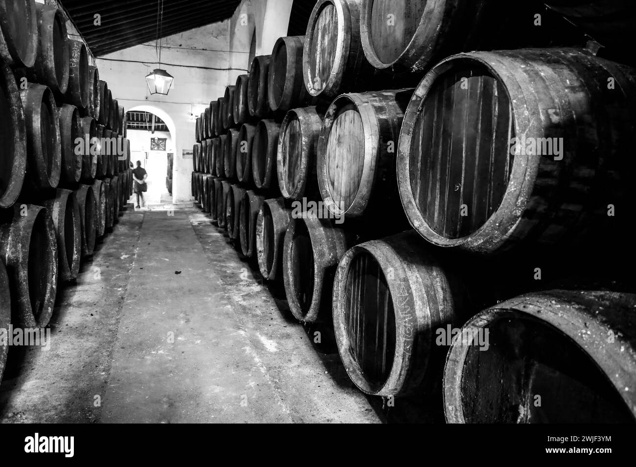 Sanlucar de Barrameda, Cadiz, Spanien - 2. Oktober 2023: Traditioneller Sherry-Weinkeller in Sanlucar de Barrameda Stockfoto