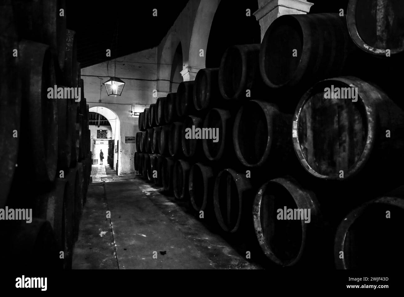 Sanlucar de Barrameda, Cadiz, Spanien - 2. Oktober 2023: Traditioneller Sherry-Weinkeller in Sanlucar de Barrameda Stockfoto