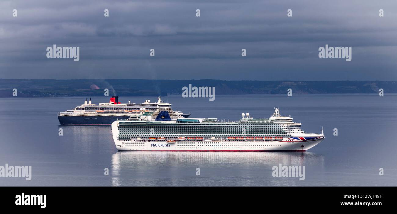 Queen Mary 2 und P&O Ventura im Anchor in Labrador Bay, Devon, Großbritannien Stockfoto
