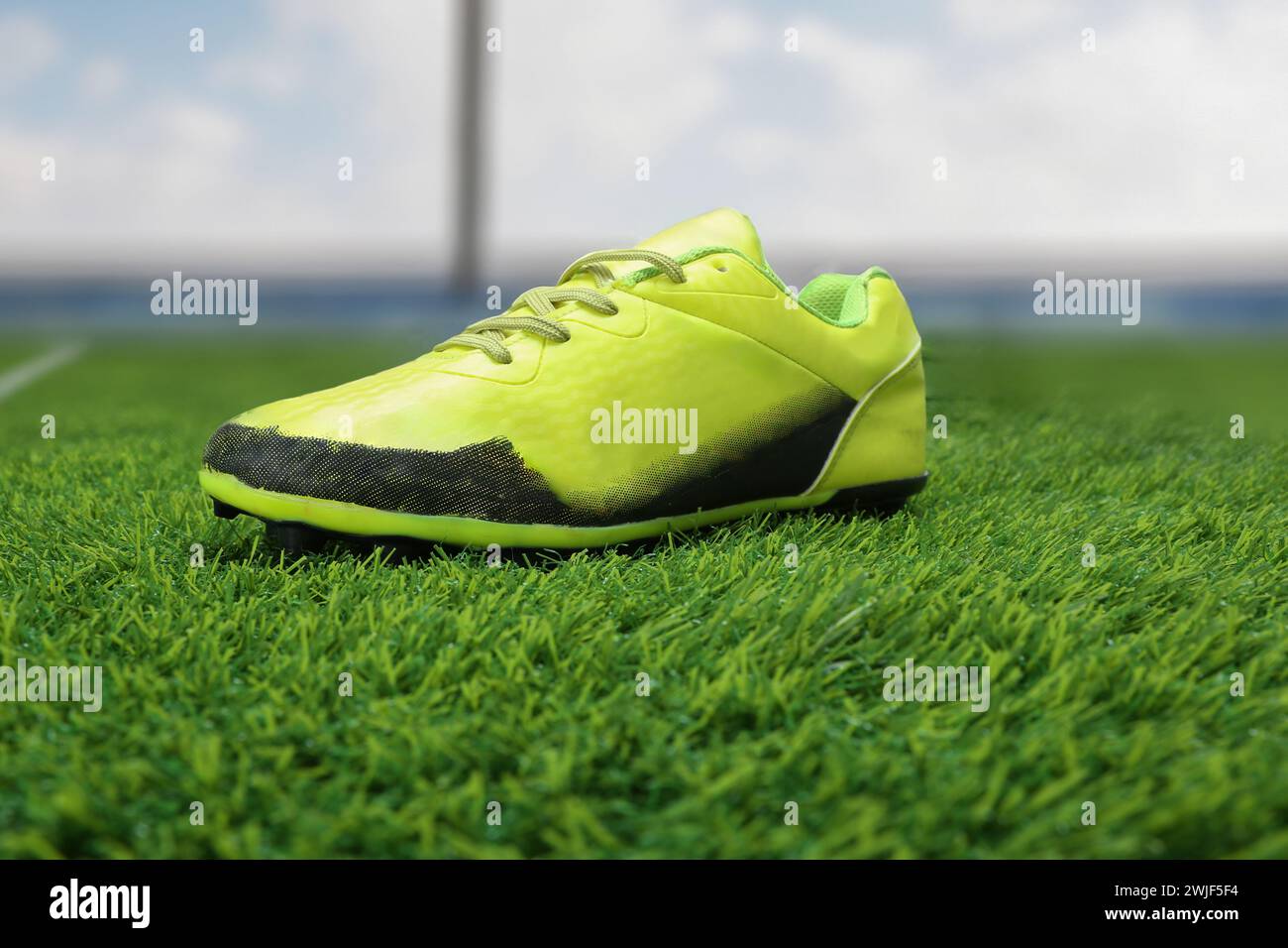 Grüner und schwarzer Fußballschuh auf dem grünen Gras Stockfoto