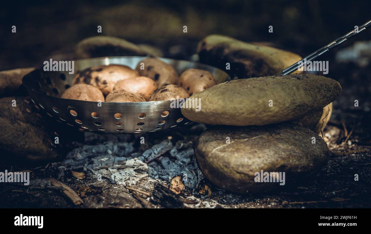 Kochen in der Wildnis Lagerfeuer gebackene Bratkartoffeln Rezept Camping Outdoor Kochideen Stockfoto