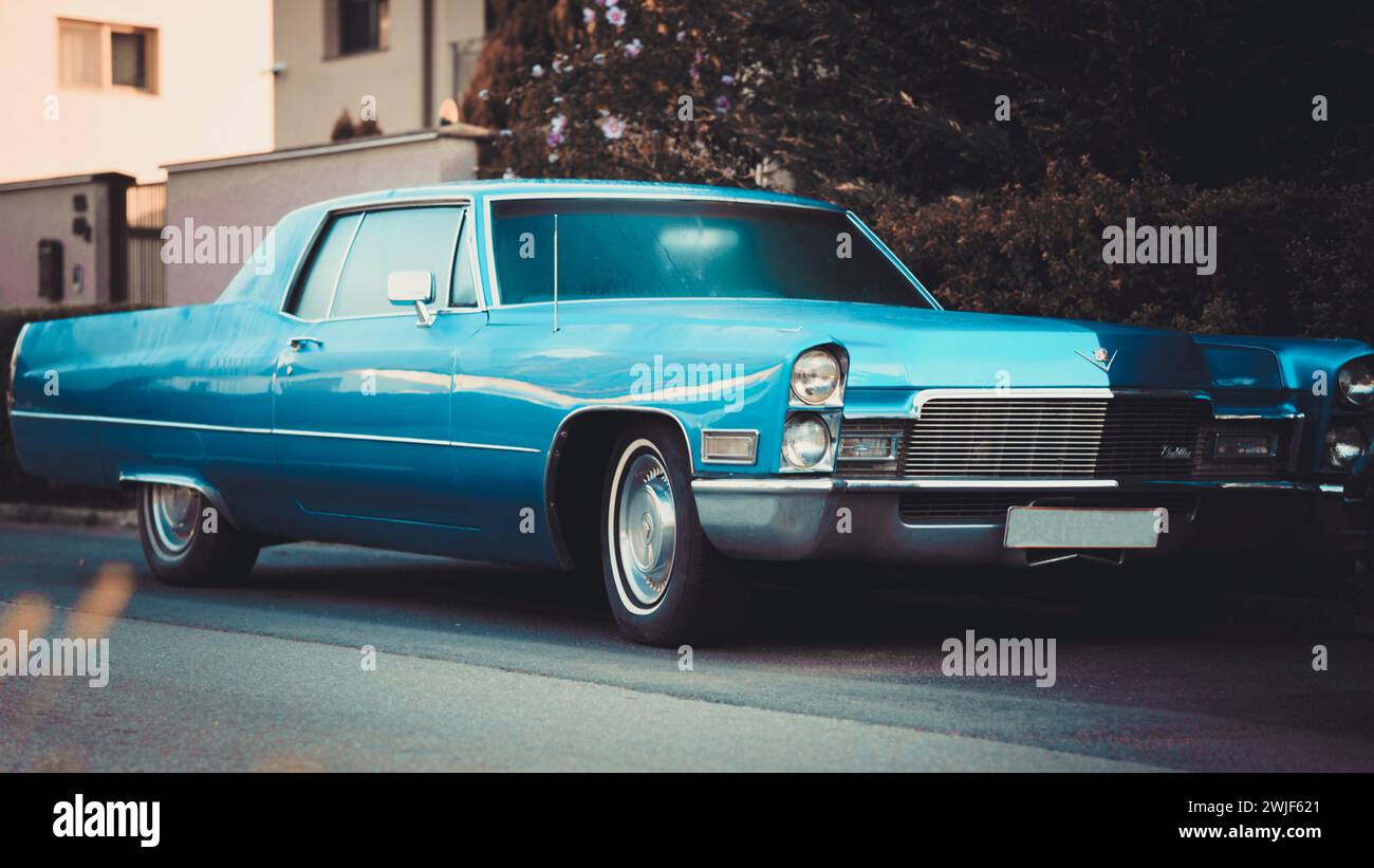 Vintage Luxus altes Retro Blue cadillac Coupé deville auf der Straße Retro Autos süchtig Stockfoto