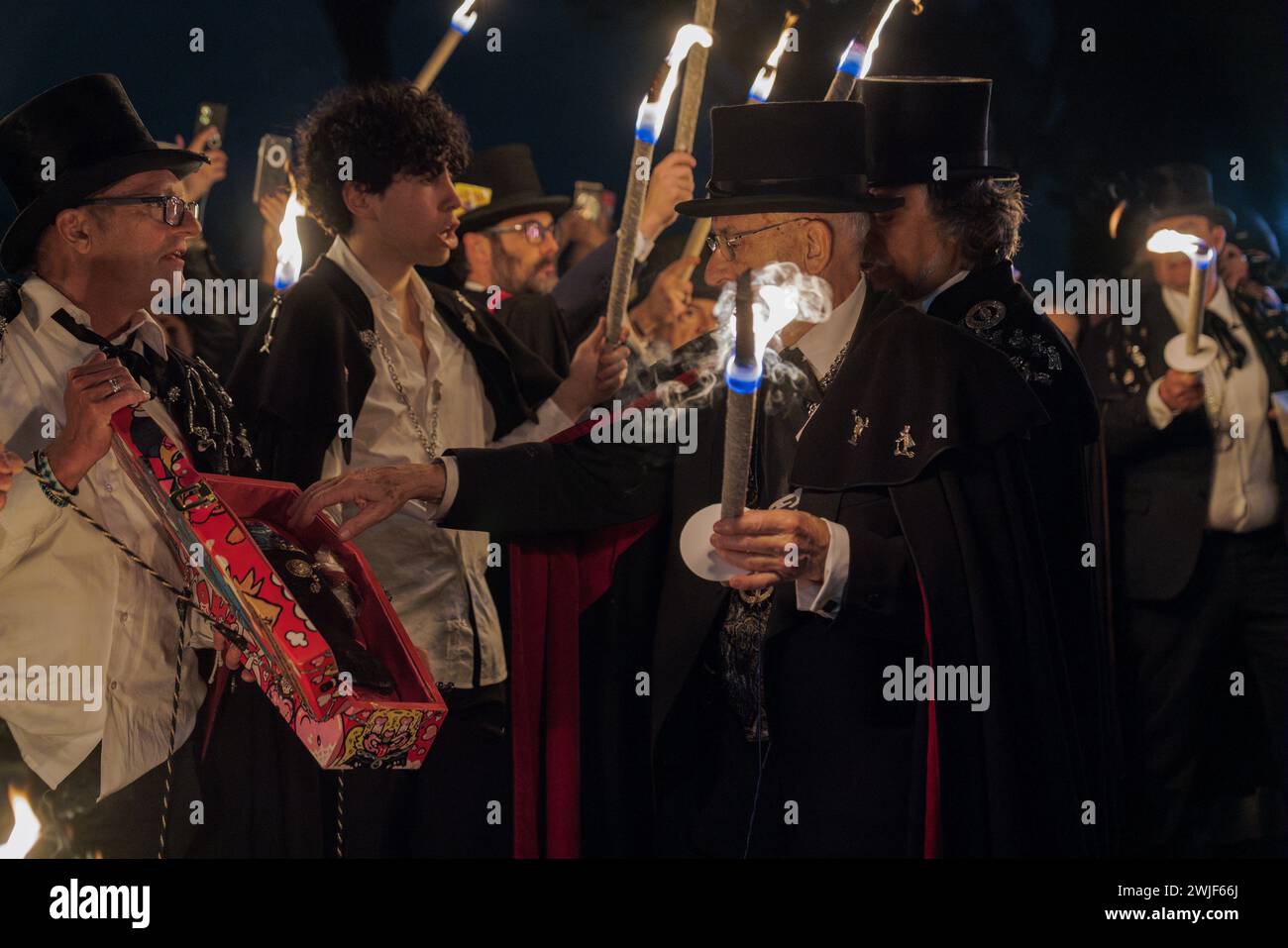 Ein Mitglied der Sardinenbruderschaft, das sich darauf vorbereitet, die Sardine in einem großen Lagerfeuer zu verbrennen. Die Sardinenprozession, die in Madrid stattfindet, ist eine jahrhundertealte spanische Tradition, die durch ein Gemälde des spanischen Künstlers Francisco de Goya, das Begräbnis der Sardinen, berühmt wurde. Es markiert das Ende der Karnevalsfeiern und den Beginn der Fastenzeit 40 Tage vor Ostern. Es besteht aus einer Prozession, die eine Beerdigung parodiert, bei der eine symbolische Figur einer Sardine in ihrem Sarg verbrannt wird. Das fest findet jeden Aschermittwoch statt und symbolisiert das Begräbnis der Vergangenheit und die Wiedergeburt der Gesellschaft. Stockfoto