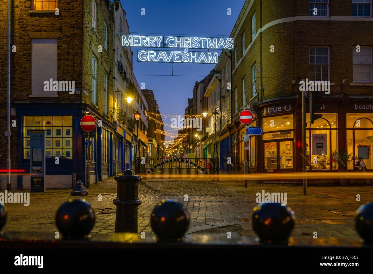 Weihnachtsbeleuchtung auf der High Street Gravesend von ihrem Town Pier Stockfoto